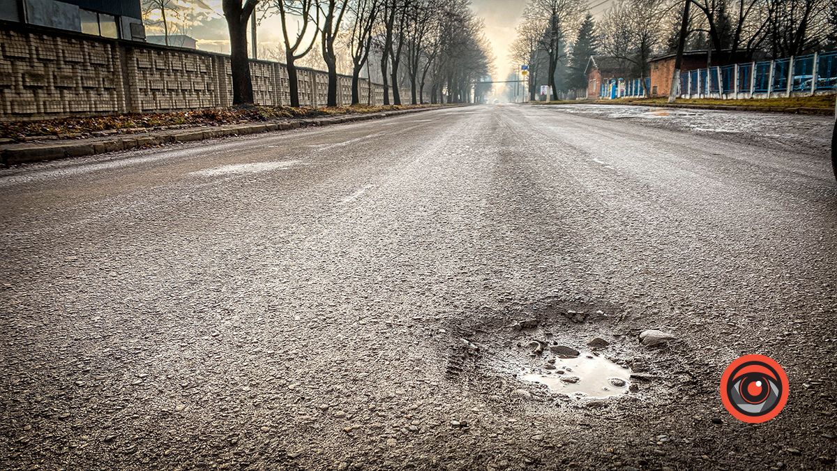 По ремонту: новий асфальт на вул. Симоненка в Коломиї розповзається 4