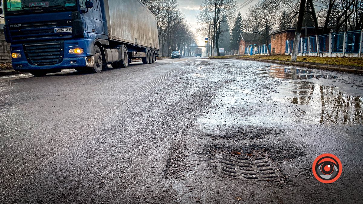 По ремонту: новий асфальт на вул. Симоненка в Коломиї розповзається 1