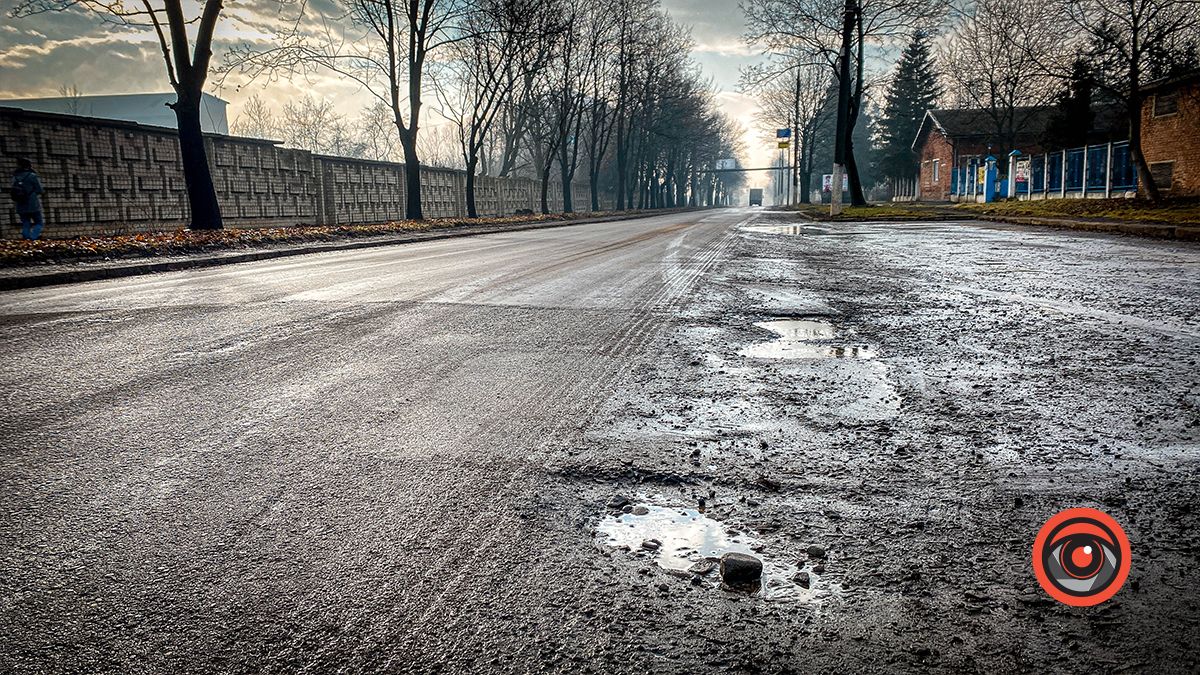 По ремонту: новий асфальт на вул. Симоненка в Коломиї розповзається 5