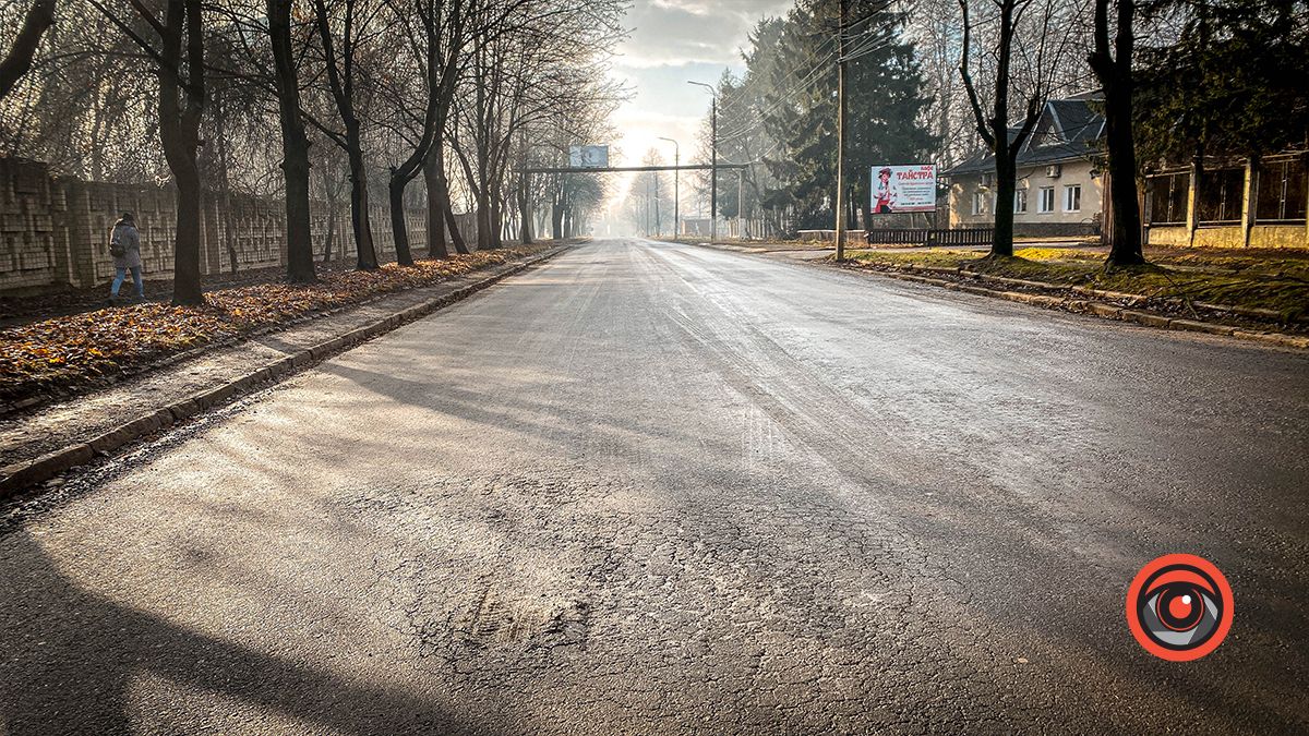 По ремонту: новий асфальт на вул. Симоненка в Коломиї розповзається 6