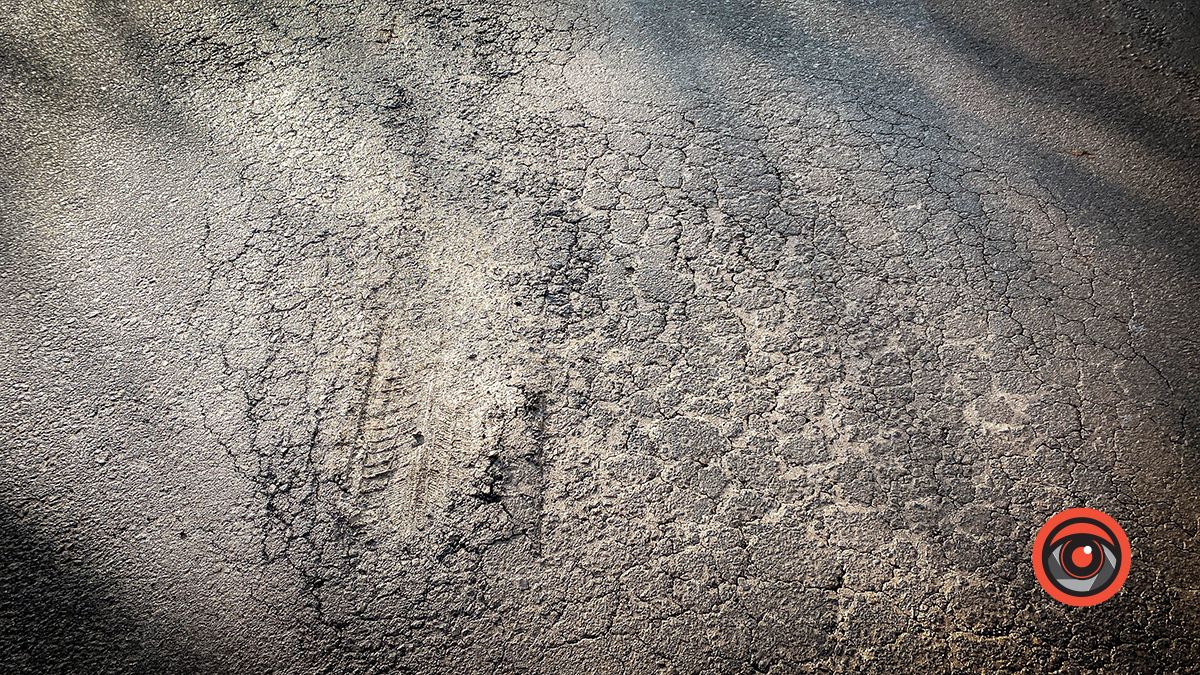 По ремонту: новий асфальт на вул. Симоненка в Коломиї розповзається 7