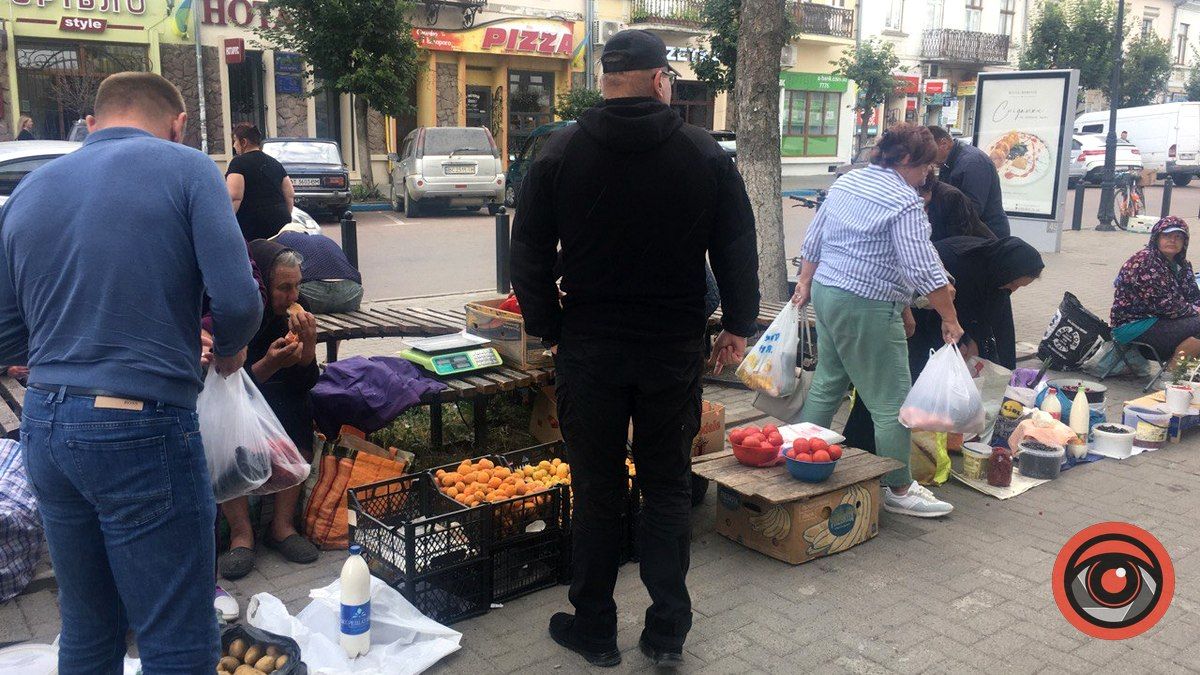 Нема місця для людей: тротуари Коломиї перетворились на ринок 2