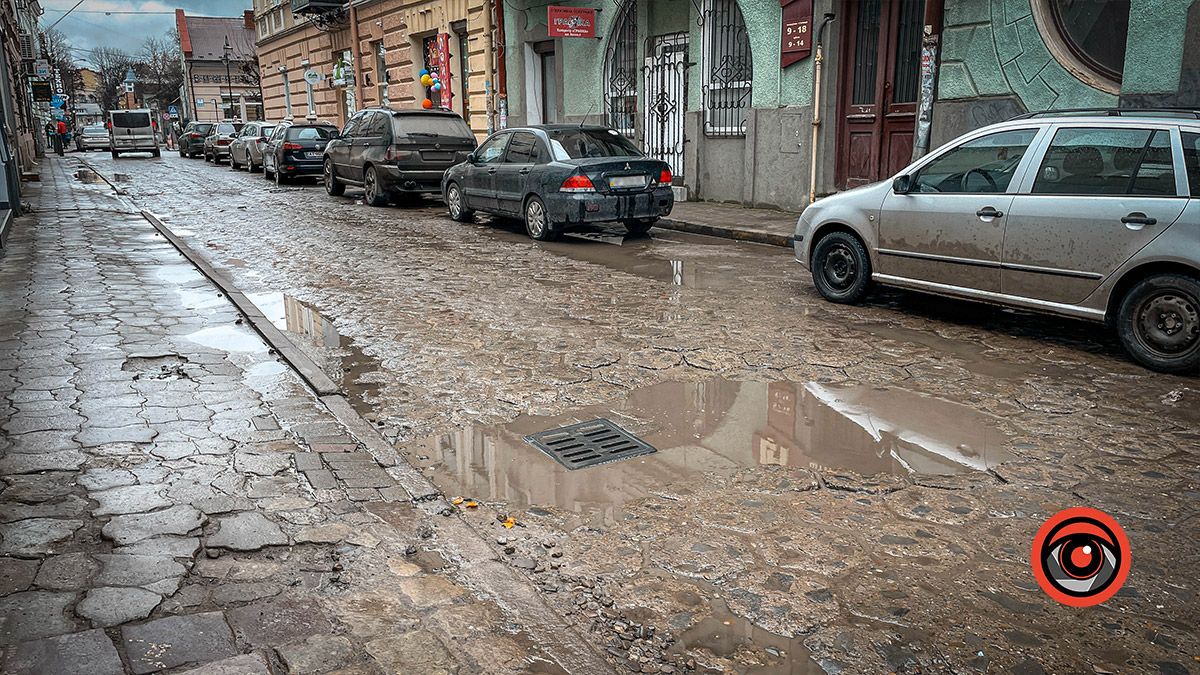 На вулиці Валовій в Коломиї перекладають танкову шашку 1