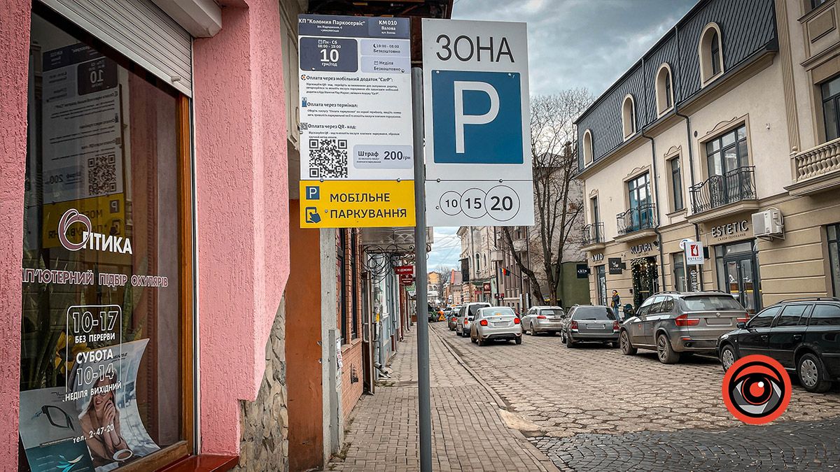 Майже по всій довжині вул. Валової платне паркування, а знаки - посеред тротуару 2