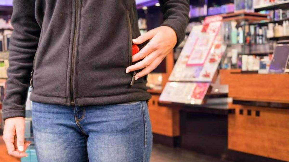 Дві дівчинки поцупили підводку для очей з магазину в Коломиї