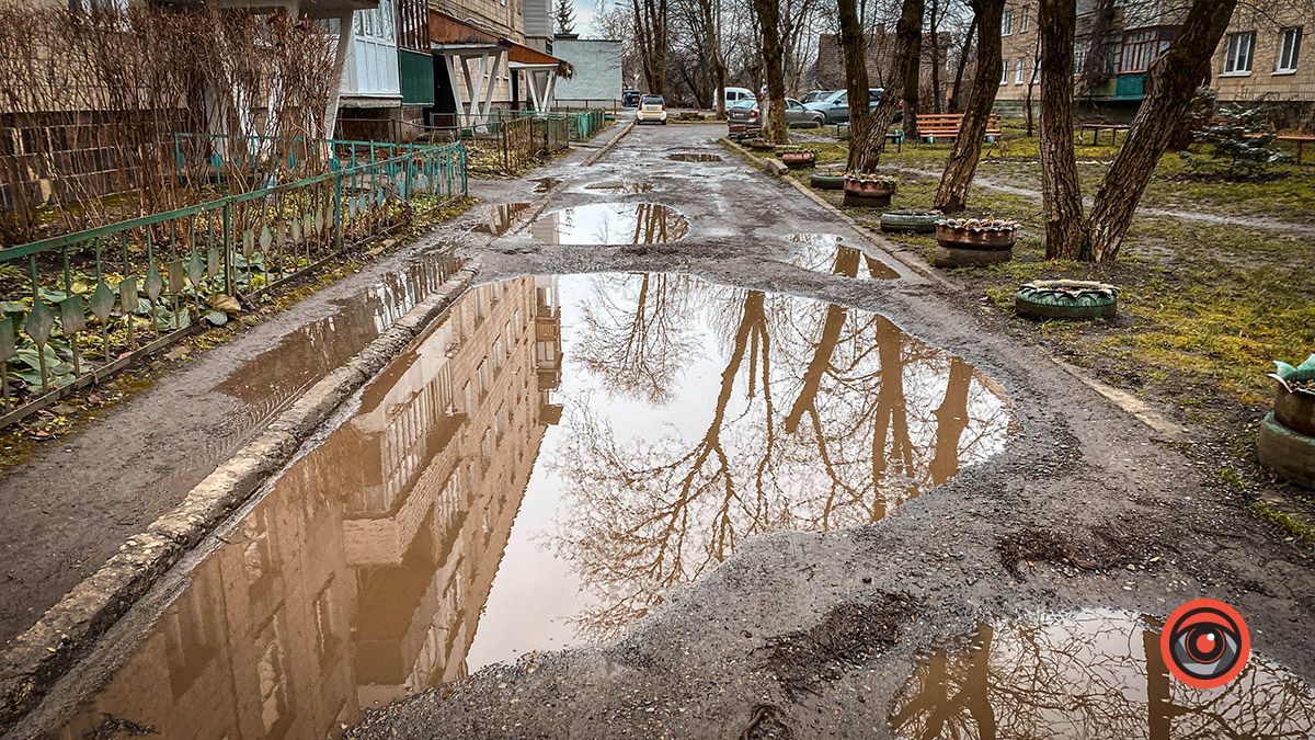 Ні пройти, ні проїхати: жахливі міжбудинкові заїзди на вулиці Бандери у Коломиї