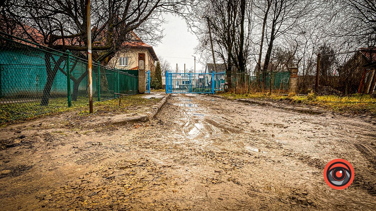 Коли змінне взуття - ґумаки: дорога до дитячого садка "Дударик" у Коломиї 1