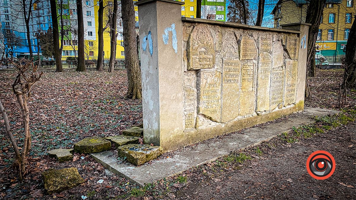 Мертві не скаржаться: сміття й безлад на місці єврейських поховань в Коломиї