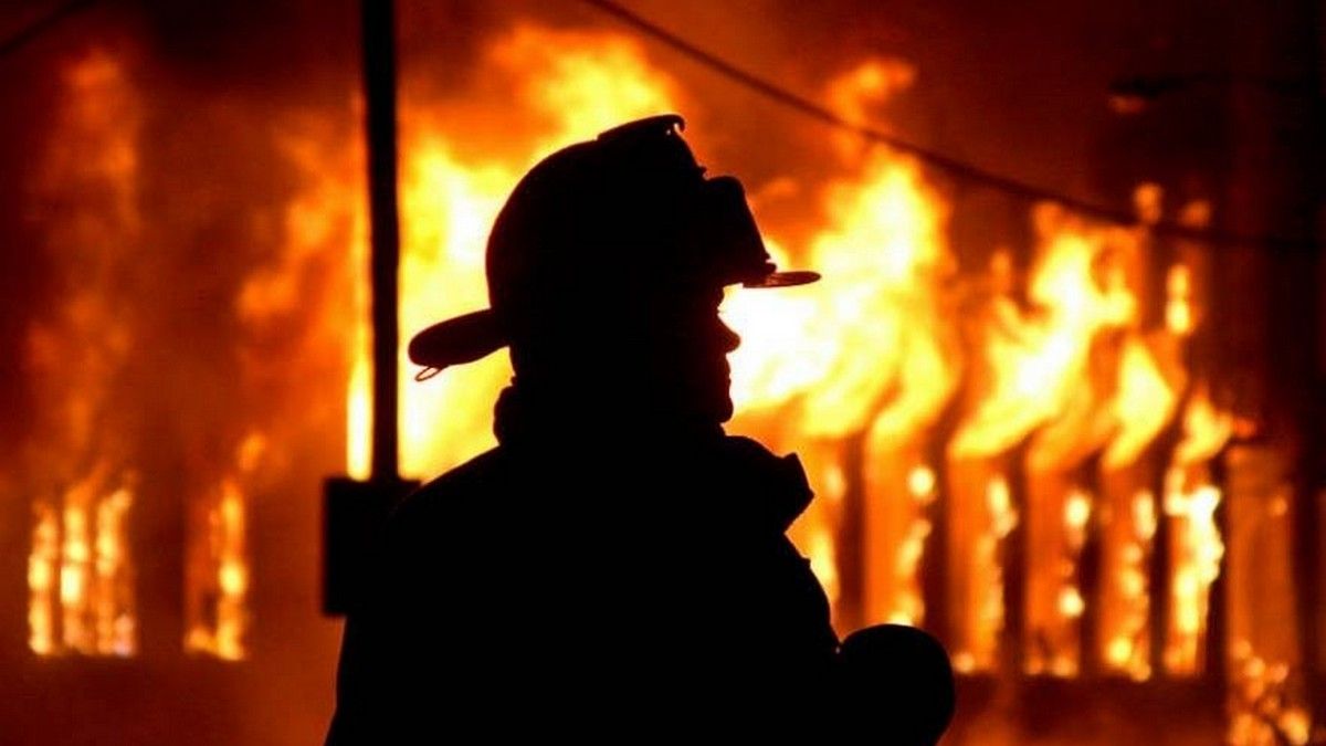 На Надвірнянщині трапилася пожежа: вогнеборці врятували життя чоловіка