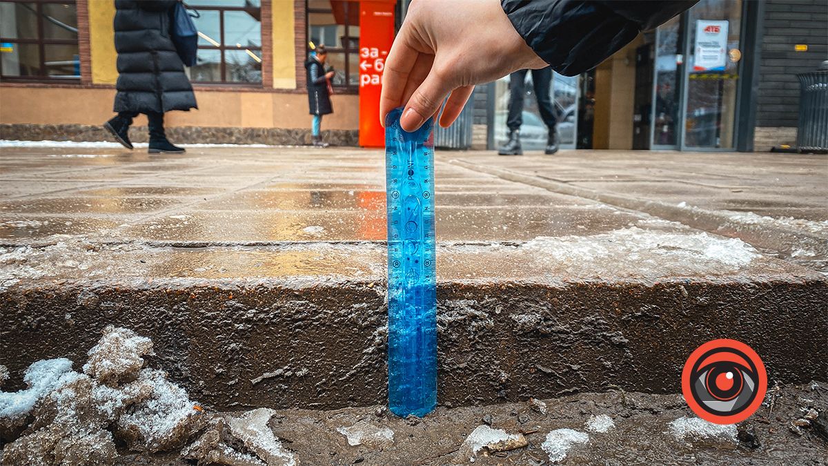 Чи відповідає висота тротуару на парковках у Коломиї будівельним нормам? 2