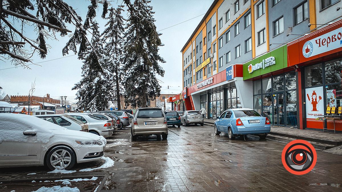 Чи відповідає висота тротуару на парковках у Коломиї будівельним нормам? 8