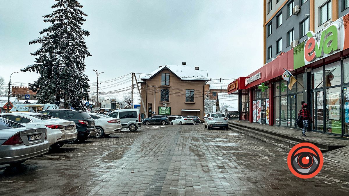 Чи відповідає висота тротуару на парковках у Коломиї будівельним нормам? 9