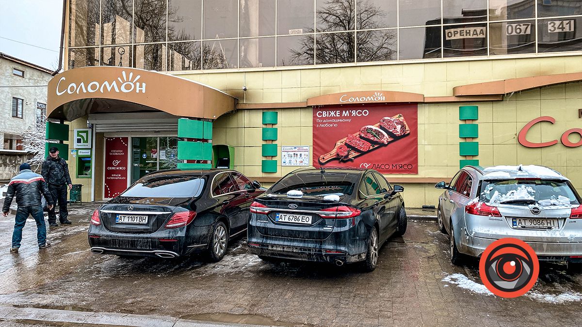 Чи відповідає висота тротуару на парковках у Коломиї будівельним нормам? 11