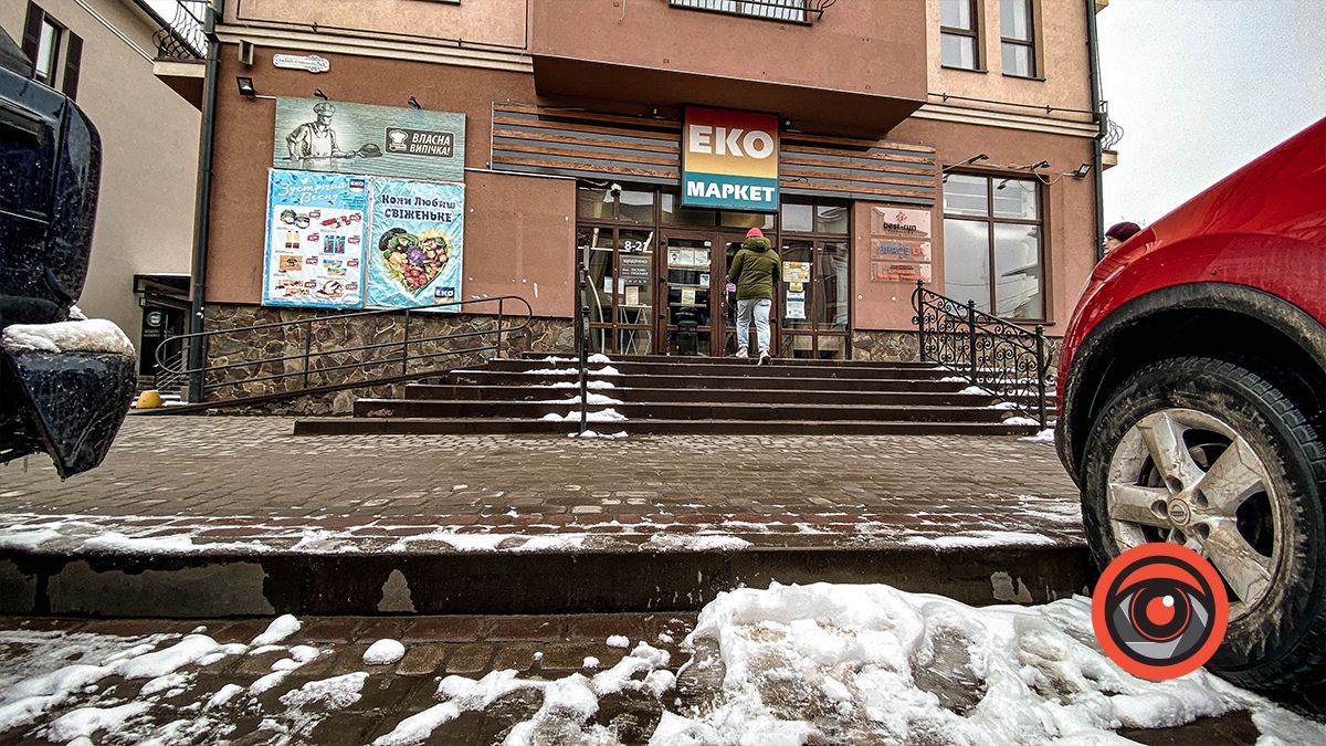 Чи відповідає висота тротуару на парковках у Коломиї будівельним нормам? 13