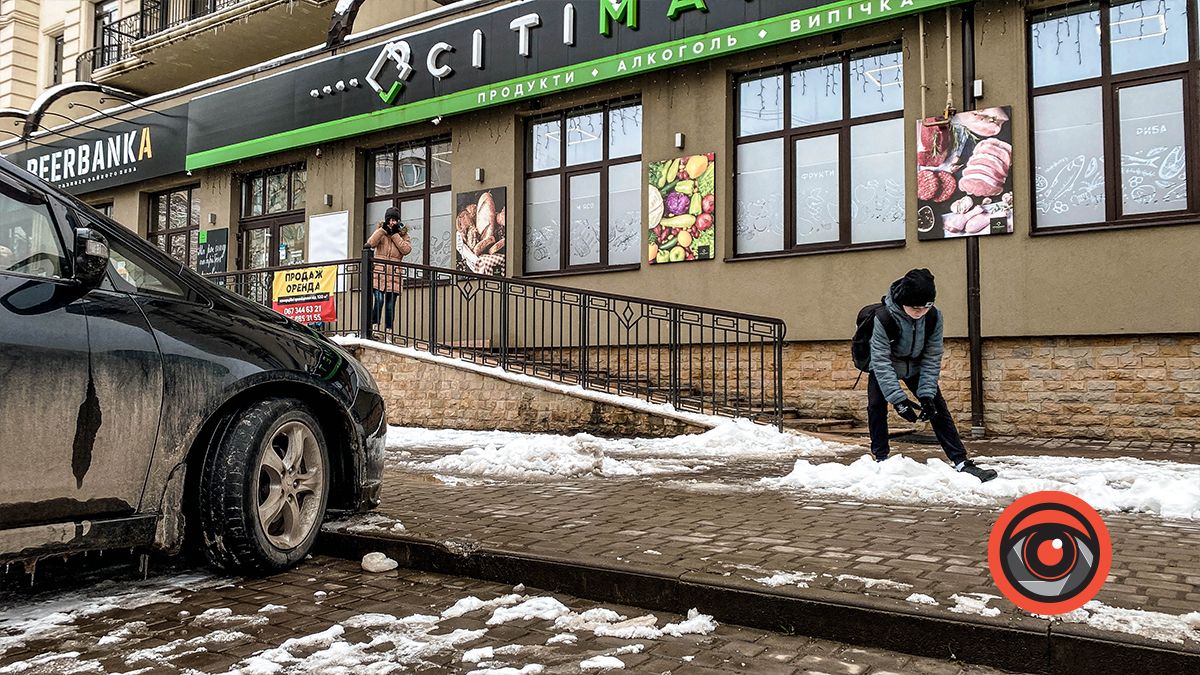 Чи відповідає висота тротуару на парковках у Коломиї будівельним нормам? 17