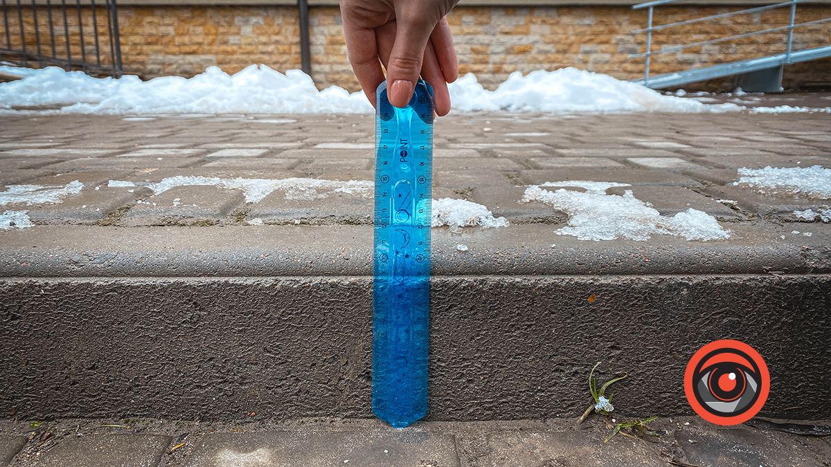 Чи відповідає висота тротуару на парковках у Коломиї будівельним нормам? 16