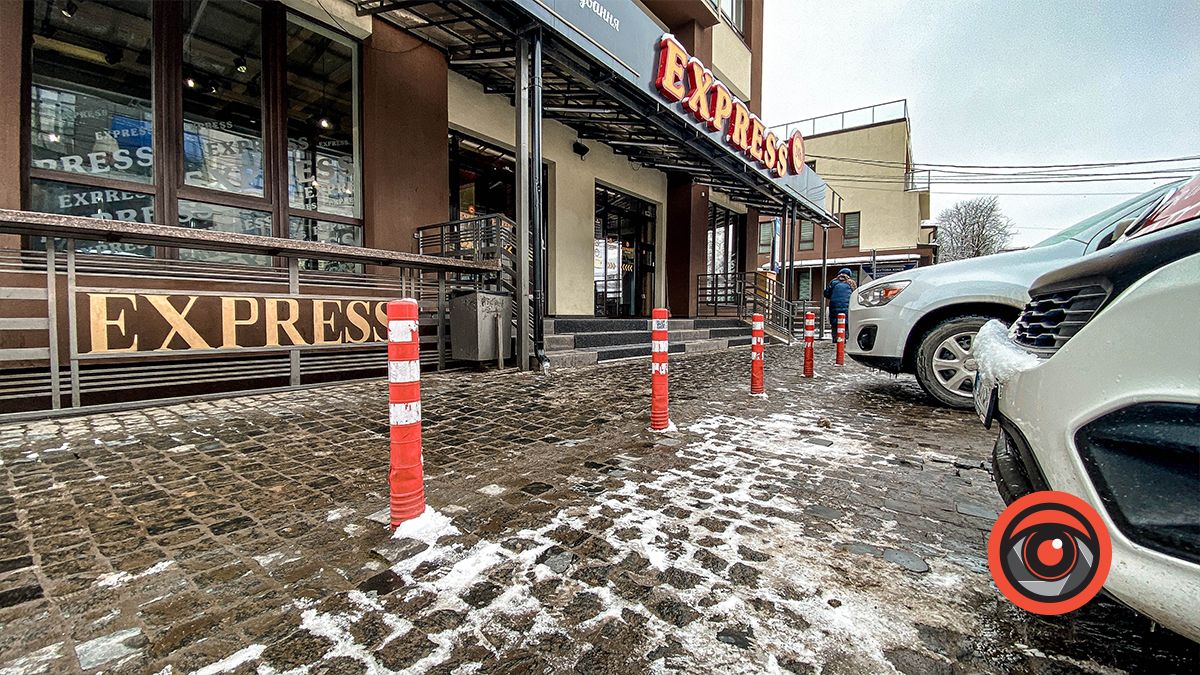 Чи відповідає висота тротуару на парковках у Коломиї будівельним нормам? 4