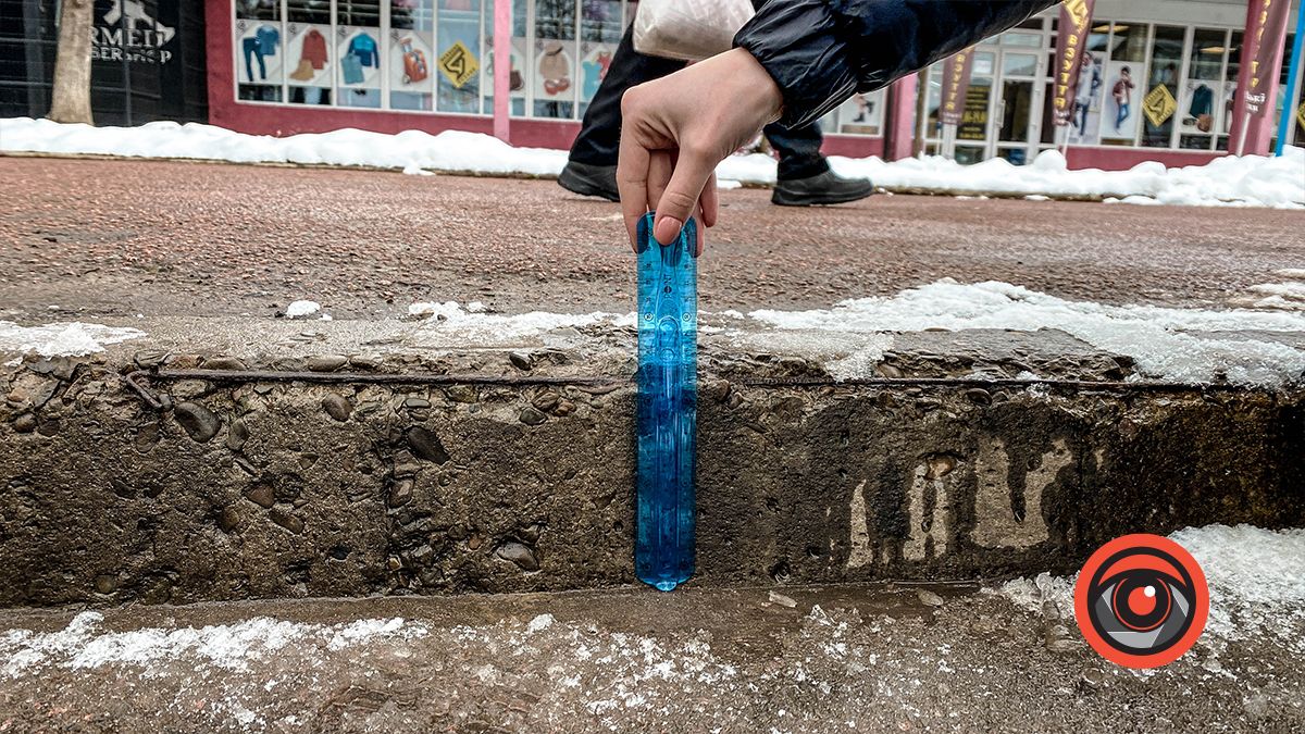 Чи відповідає висота тротуару на парковках у Коломиї будівельним нормам? 6