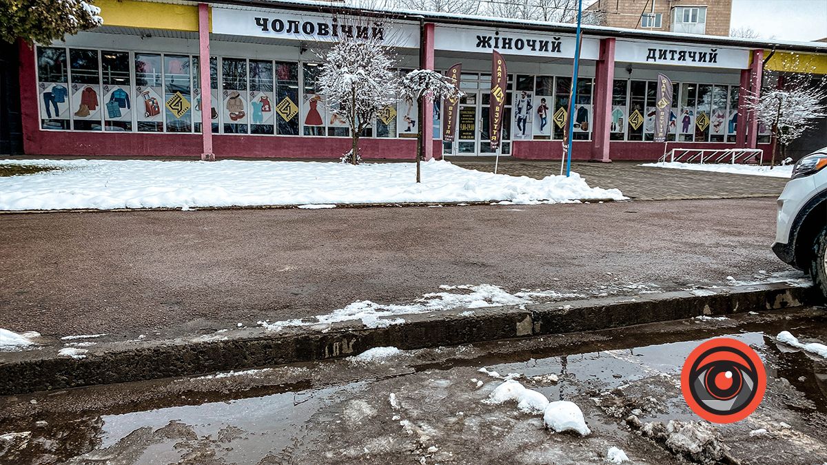 Чи відповідає висота тротуару на парковках у Коломиї будівельним нормам? 7