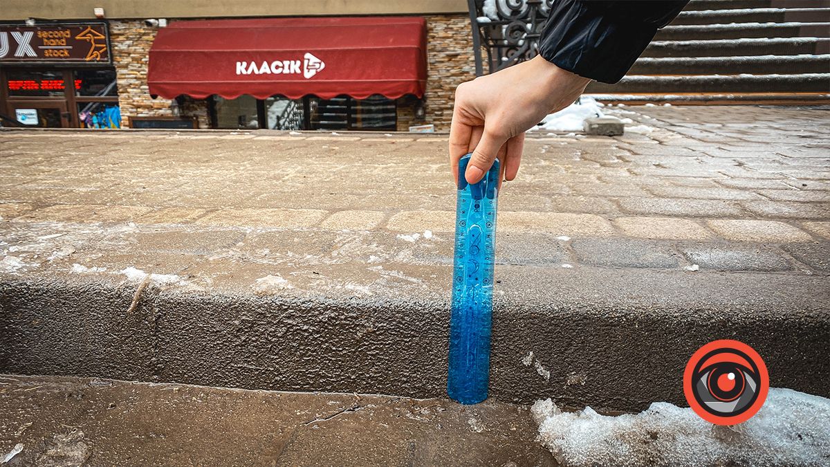 Чи відповідає висота тротуару на парковках у Коломиї будівельним нормам? 1