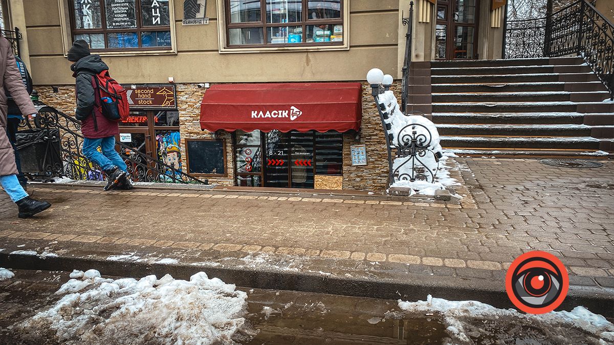 Чи відповідає висота тротуару на парковках у Коломиї будівельним нормам?