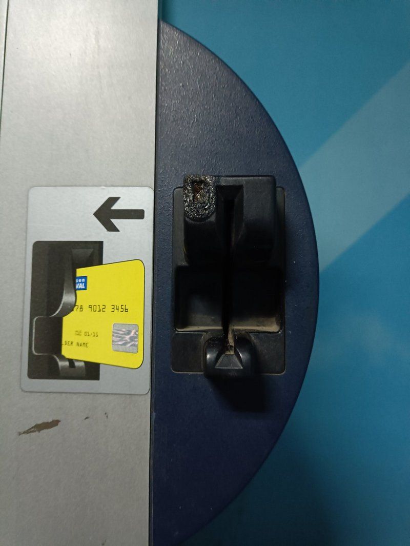 У Коломиї хлопець пошкодив банкомат: його затримали поліцейські 3