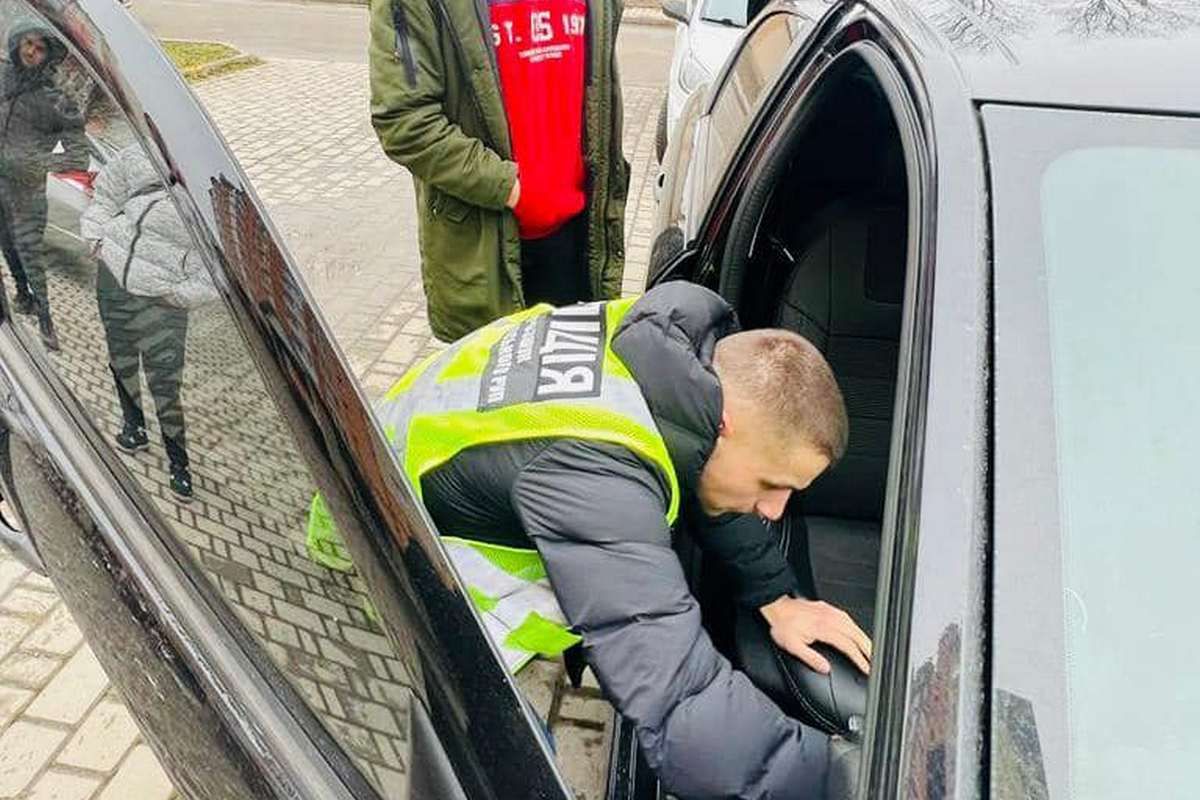 Чорнова документація наркобізнесу, небезпечні психотропи та спільники: поліція викрила злочинну групу 4