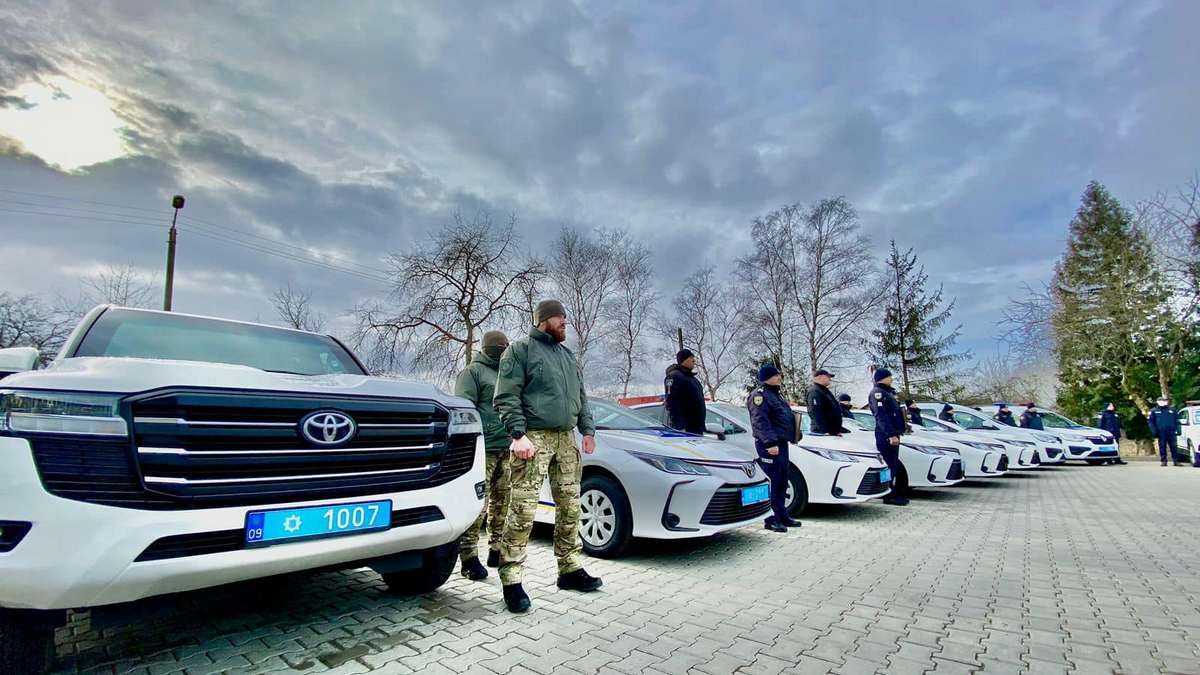 Прикарпатські поліцейські отримали 22 службові автівки