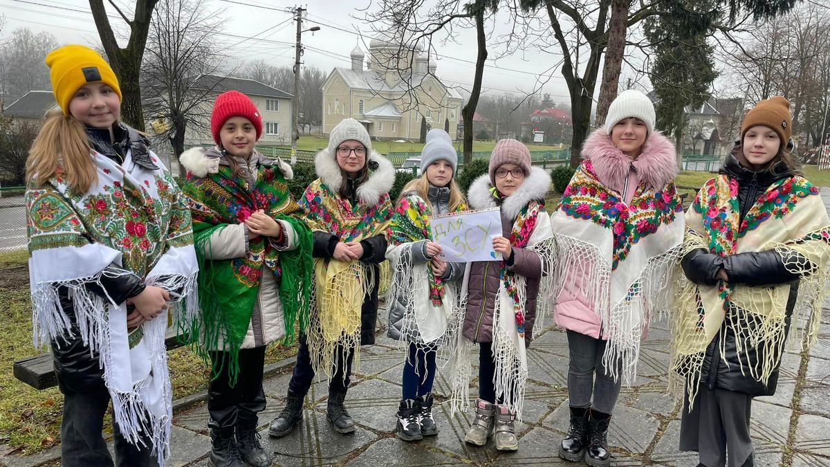 В Яблунові дівчатка нащедрували 5 тис грн і передали їх для ЗСУ 2
