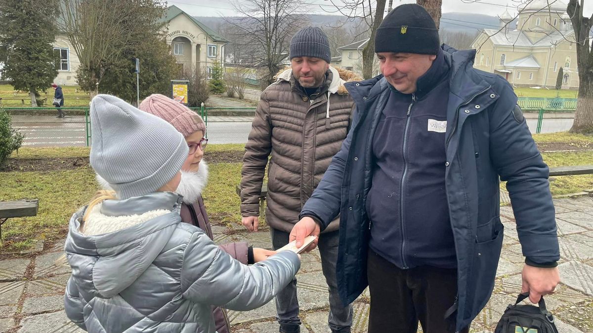В Яблунові дівчатка нащедрували 5 тис грн і передали їх для ЗСУ