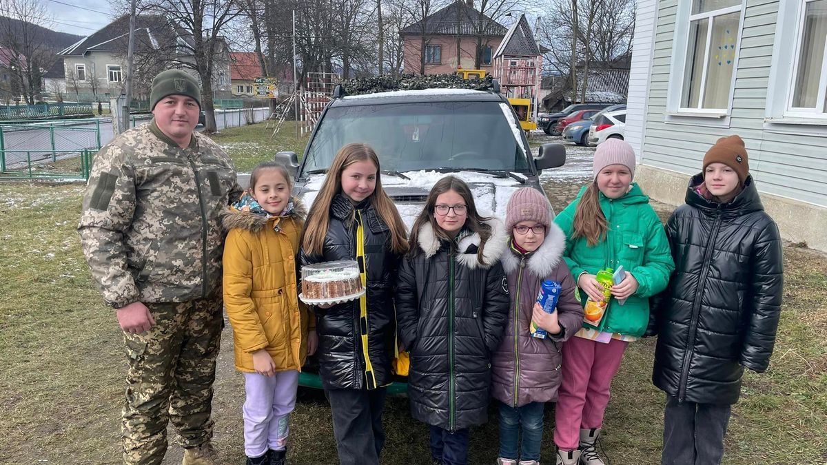 В Яблунові дівчатка нащедрували 5 тис грн і передали їх для ЗСУ 4