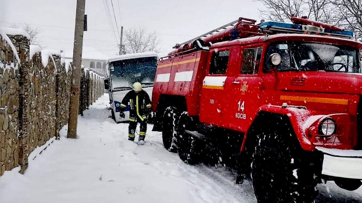 У Косові автобус з'їхав у кювет