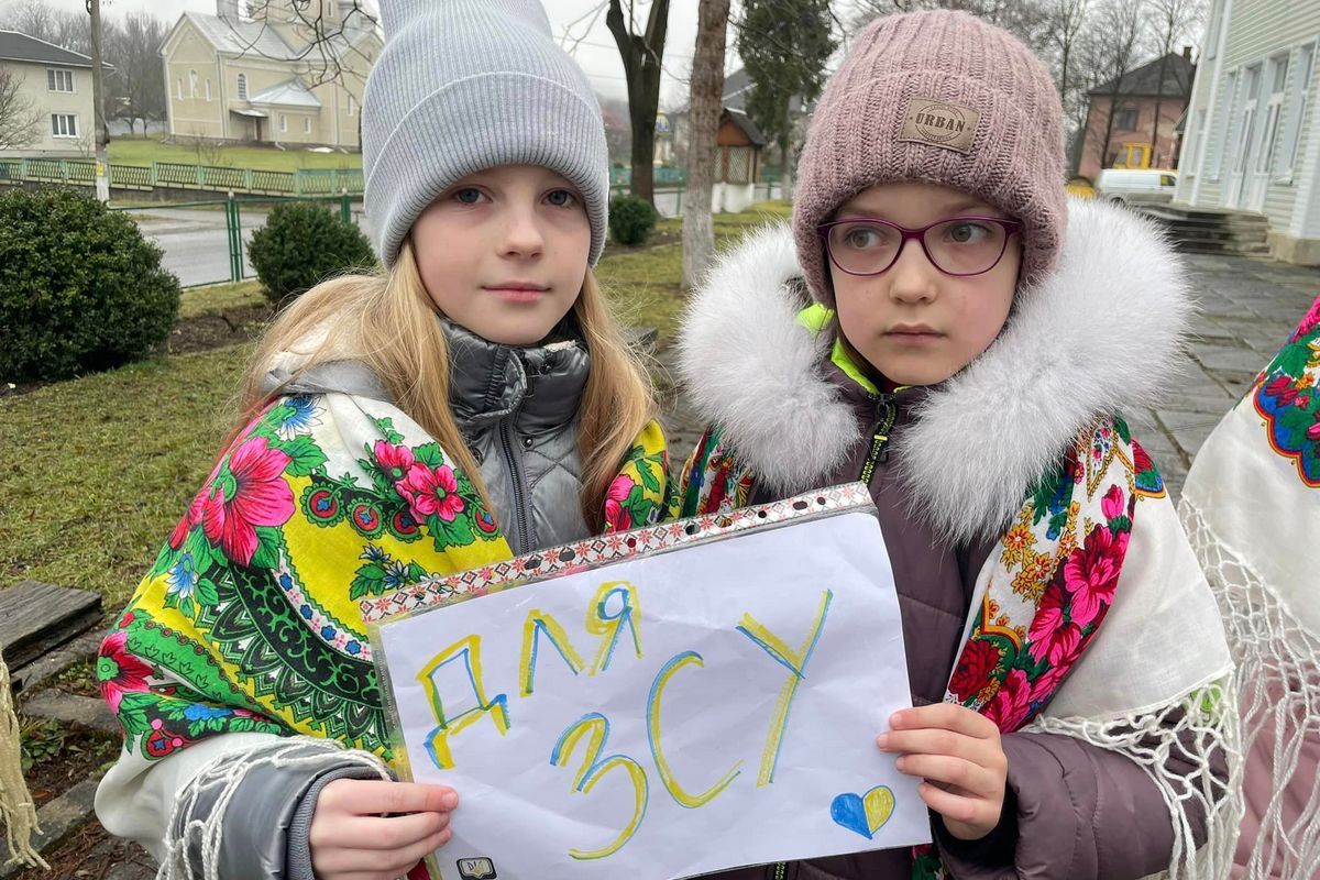 В Яблунові дівчатка нащедрували 5 тис грн і передали їх для ЗСУ 1