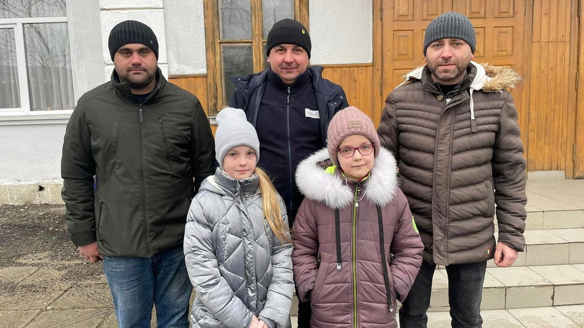 В Яблунові дівчатка нащедрували 5 тис грн і передали їх для ЗСУ 3