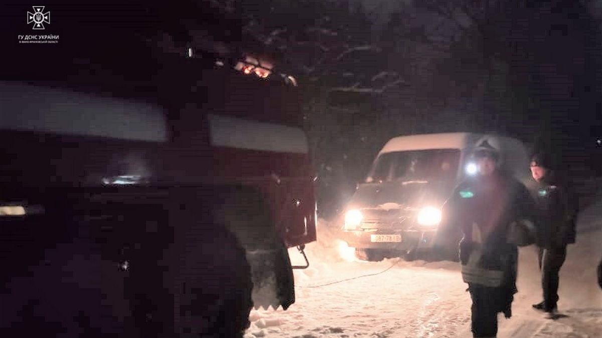 Вночі на Коломийщині дві автівки з'їхали з дороги через погодні умови