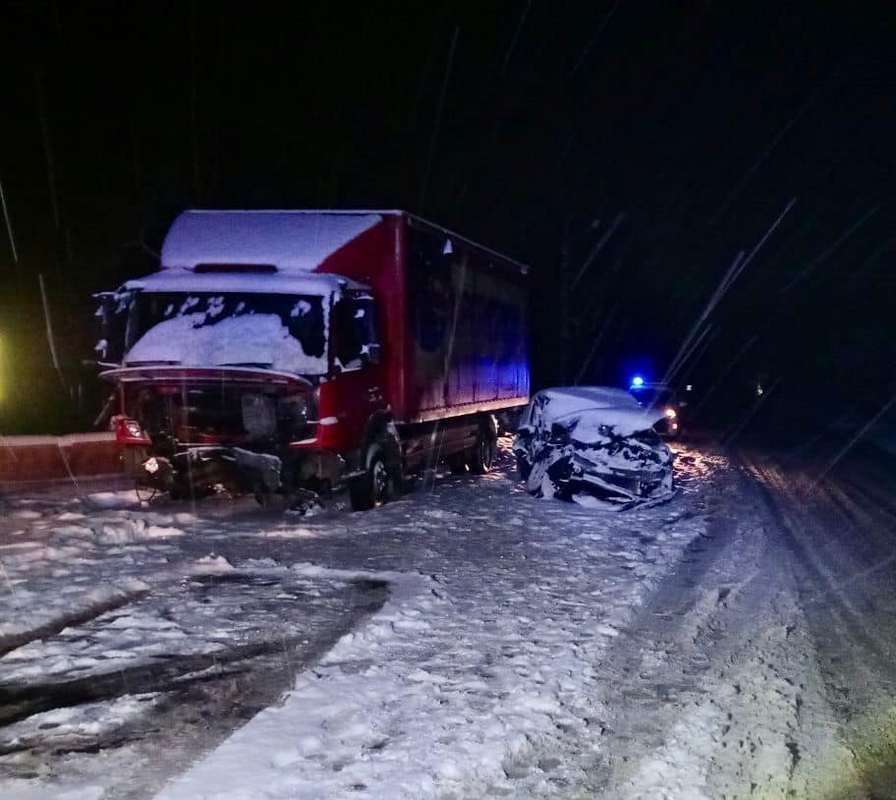 В Яремче киянин на Ford Focus протаранив вантажівку 1