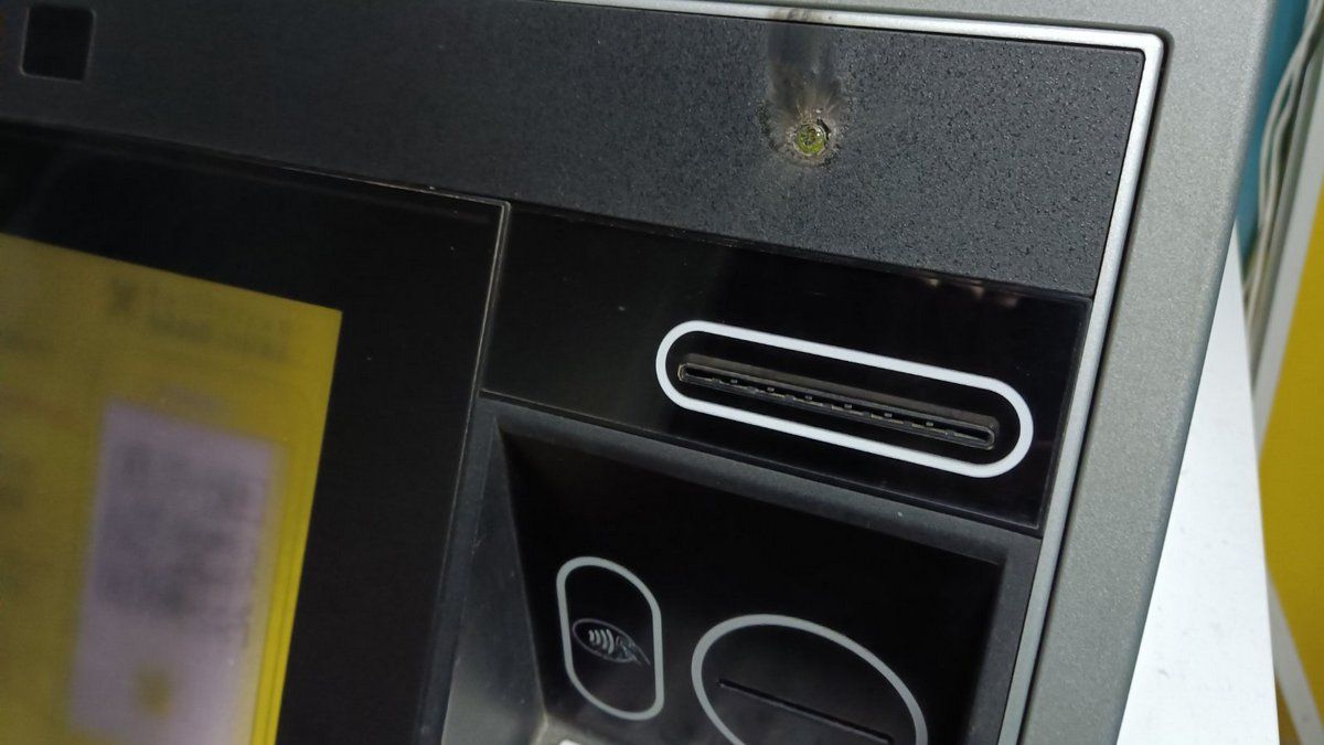 У Коломиї хлопець пошкодив банкомат: його затримали поліцейські 1