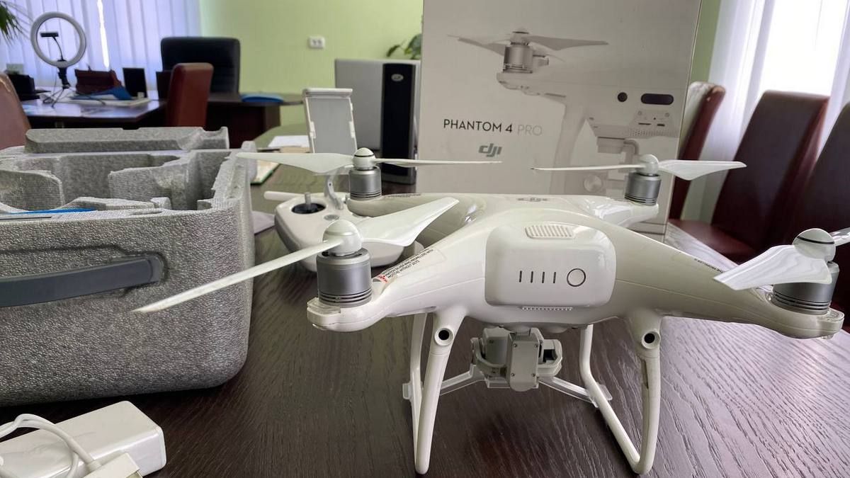 Чоловік з Городенки передав військовому Михайлу Перегінчуку квадрокоптер 1