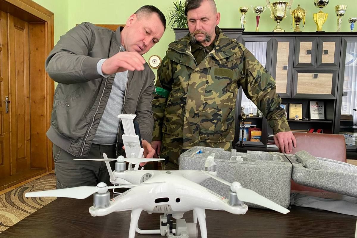 Чоловік з Городенки передав військовому Михайлу Перегінчуку квадрокоптер 2