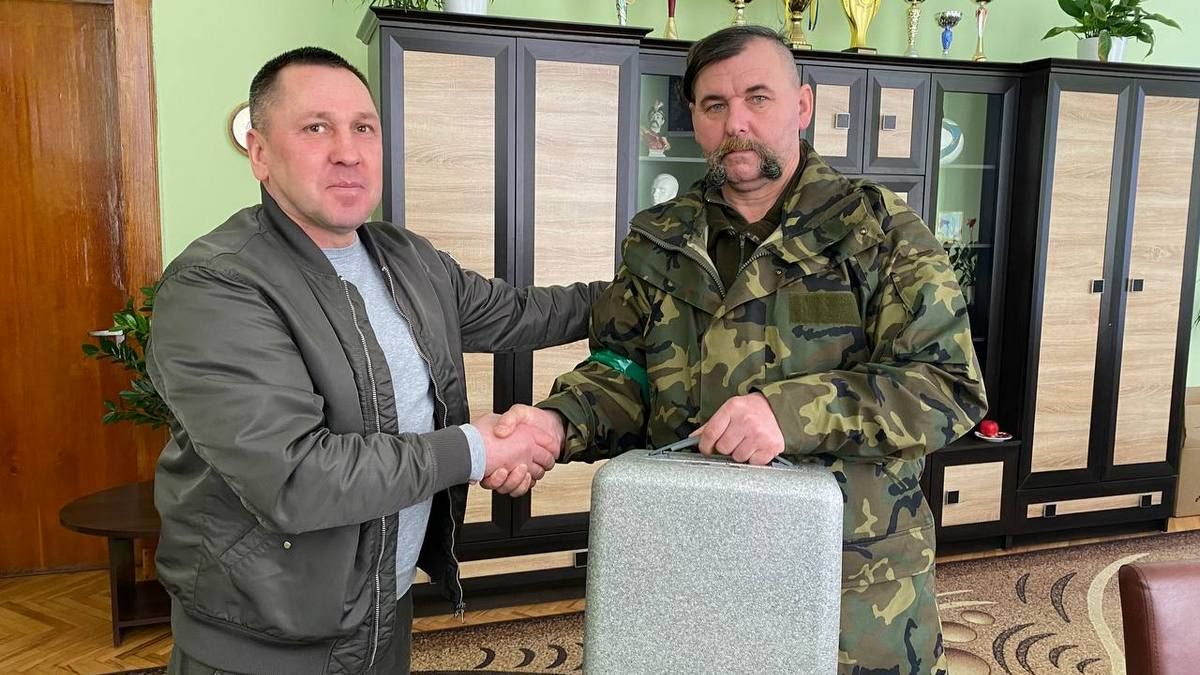 Чоловік з Городенки передав військовому Михайлу Перегінчуку квадрокоптер