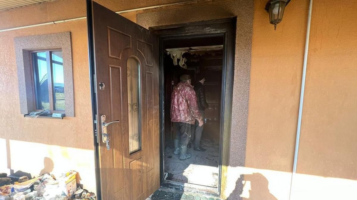 Молода жінка із села Стопчатів вкрала гроші та прикраси в односельчанки
