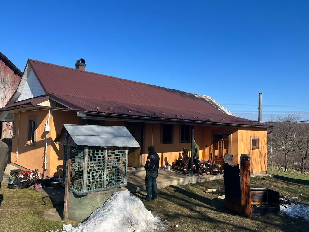 Молода жінка із села Стопчатів вкрала гроші та прикраси в односельчанки 3