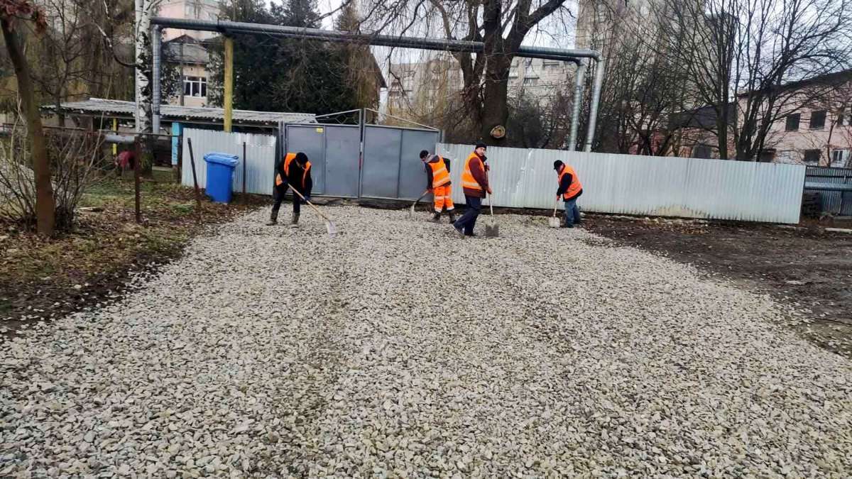 У Коломиї защебенили дороги до садка та ліцеїв 2