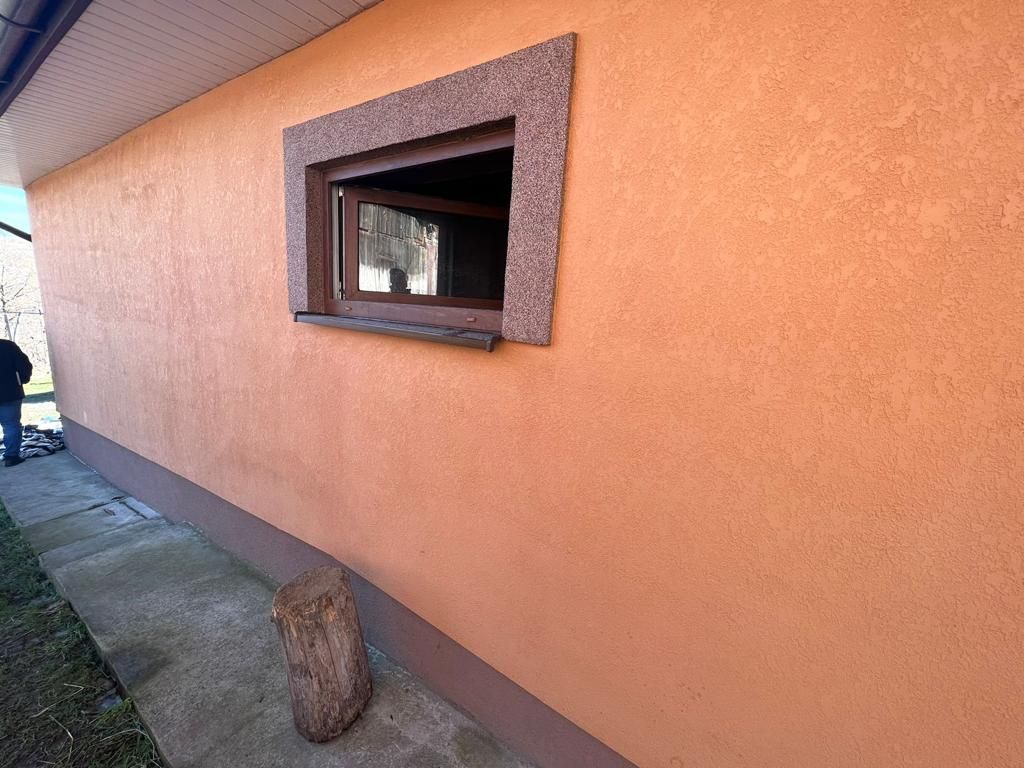 Молода жінка із села Стопчатів вкрала гроші та прикраси в односельчанки 1