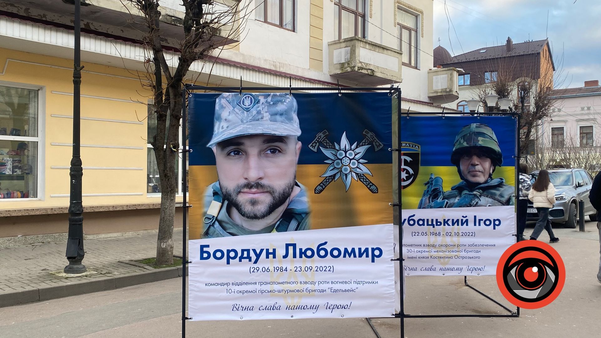 У Коломиї встановили меморіальний стенд із світлинами загиблих Героїв