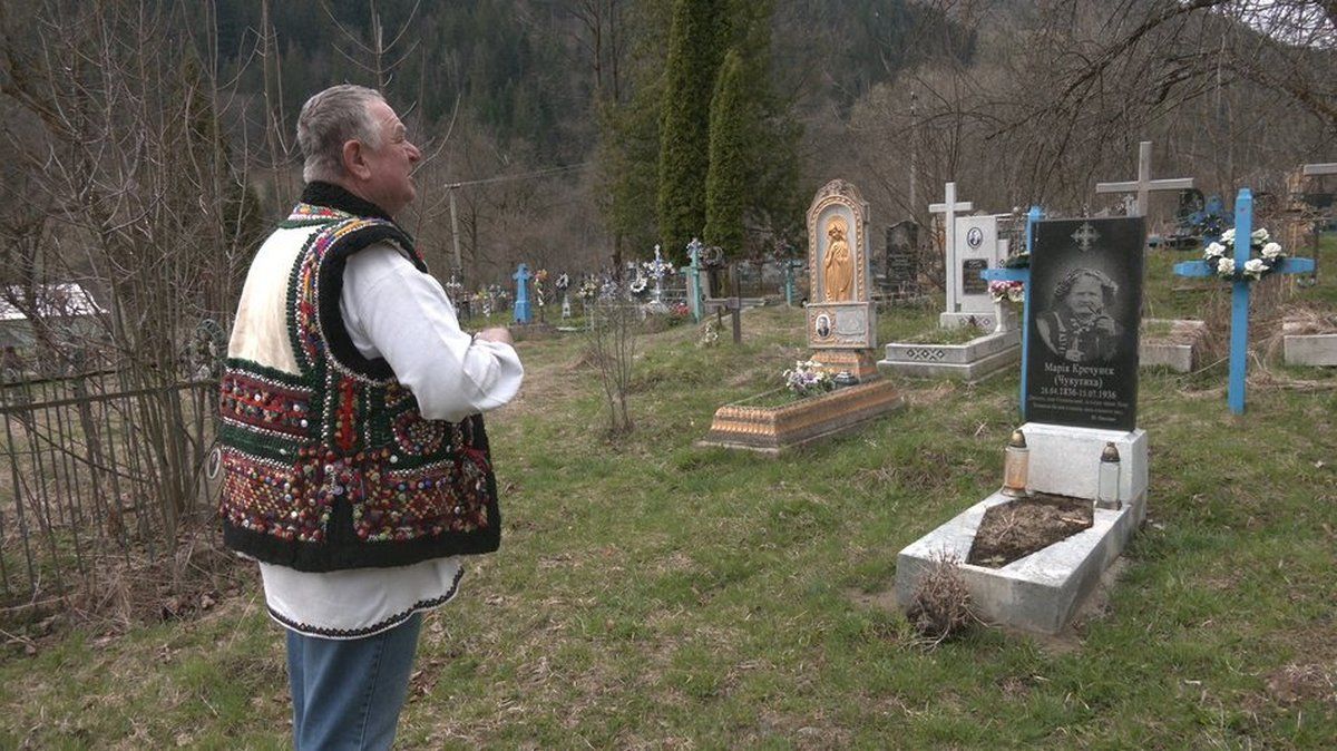 Могила Чукутихи на старому кладовищі у Верхньому Ясенові