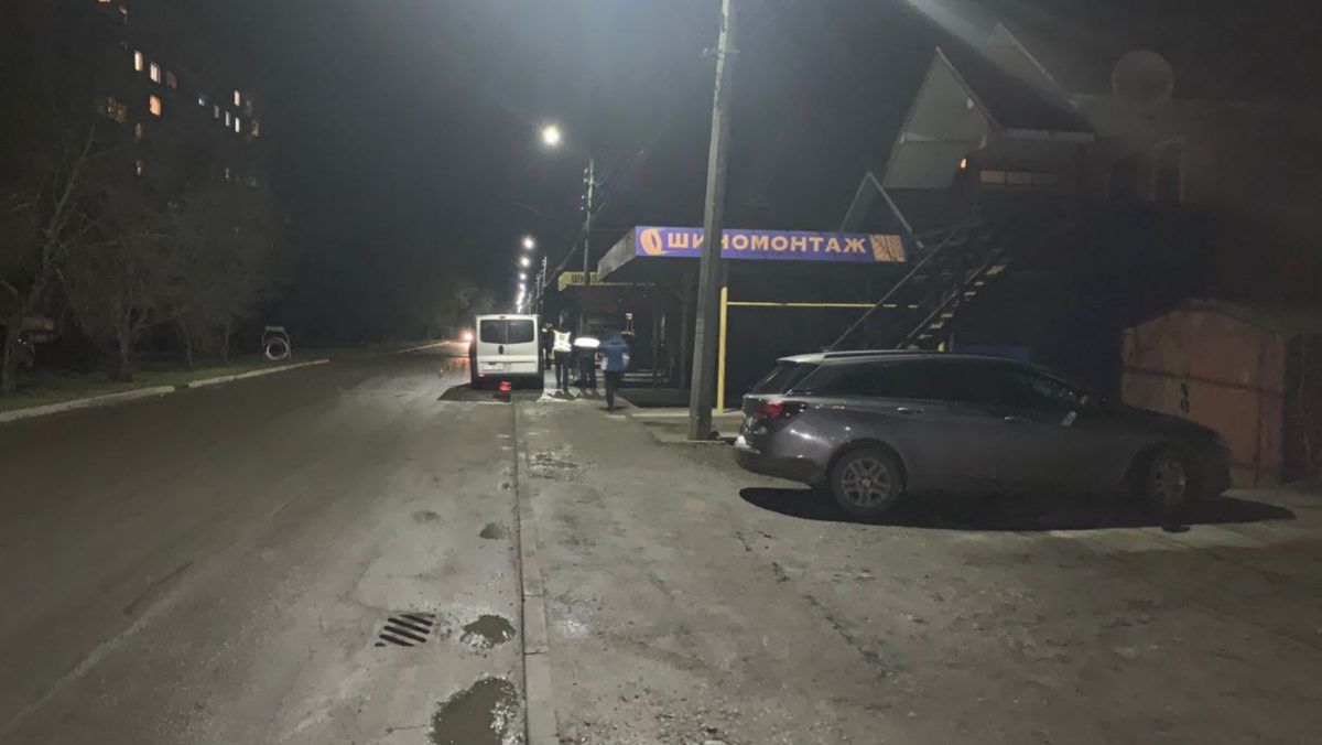 У Коломиї людина потрапила під колеса автівки: пішохід без свідомості 1