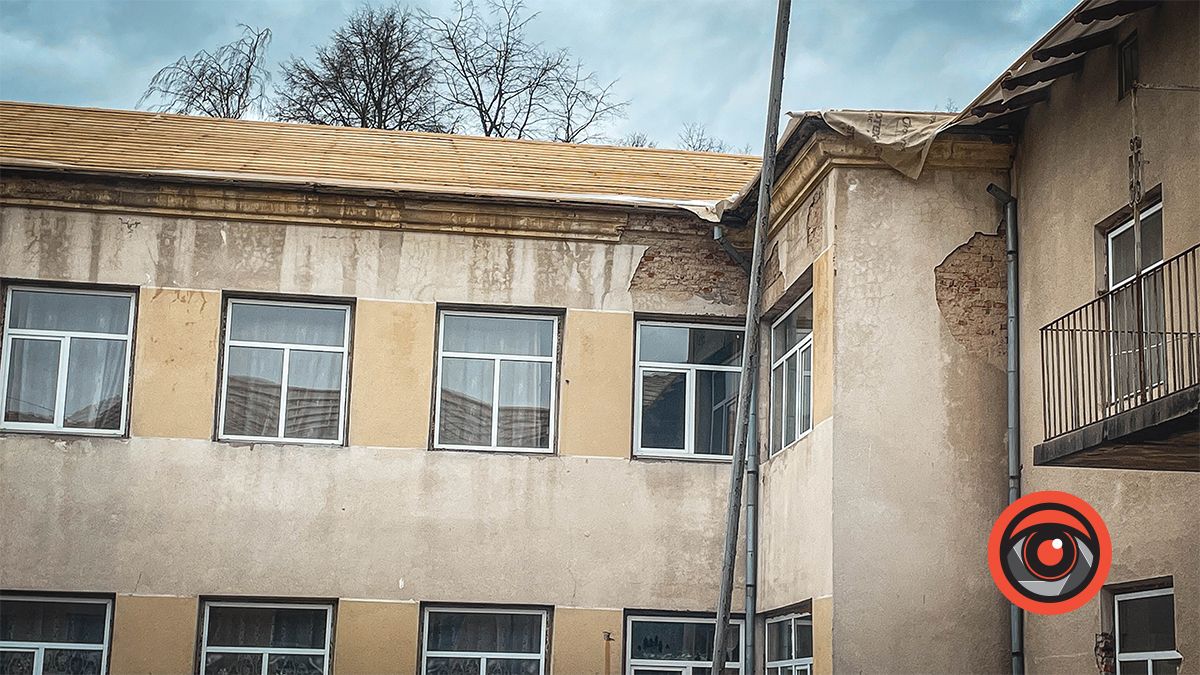 Два кабінети ліцею №8 в Коломиї підтопило через зупинку реконструкції даху, оголошено новий тендер 2