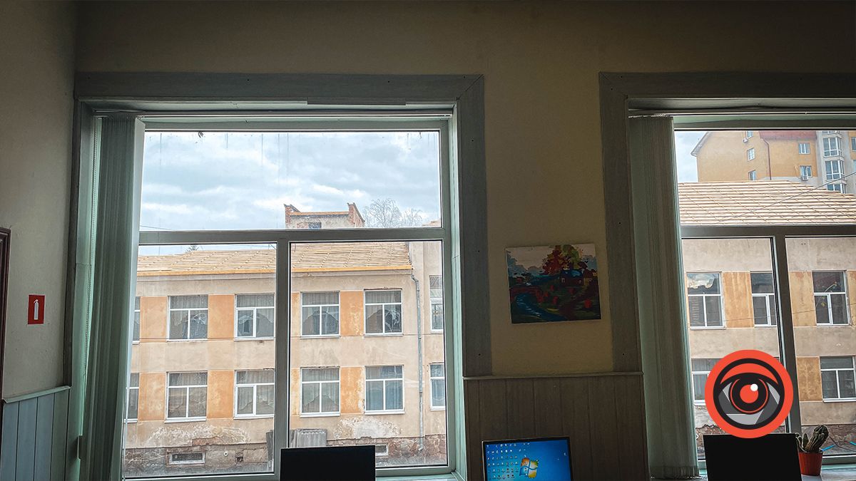 Два кабінети ліцею №8 в Коломиї підтопило через зупинку реконструкції даху, оголошено новий тендер 5