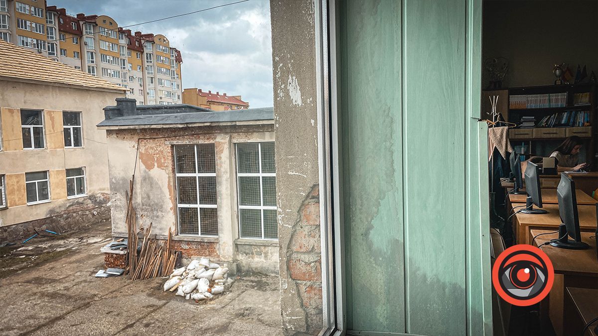 Два кабінети ліцею №8 в Коломиї підтопило через зупинку реконструкції даху, оголошено новий тендер 8